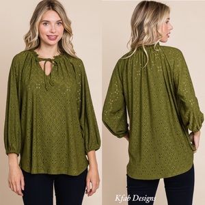 B126B💚Classy+sassy pine free. V-neck top w/perforated floral pattern-stunning!